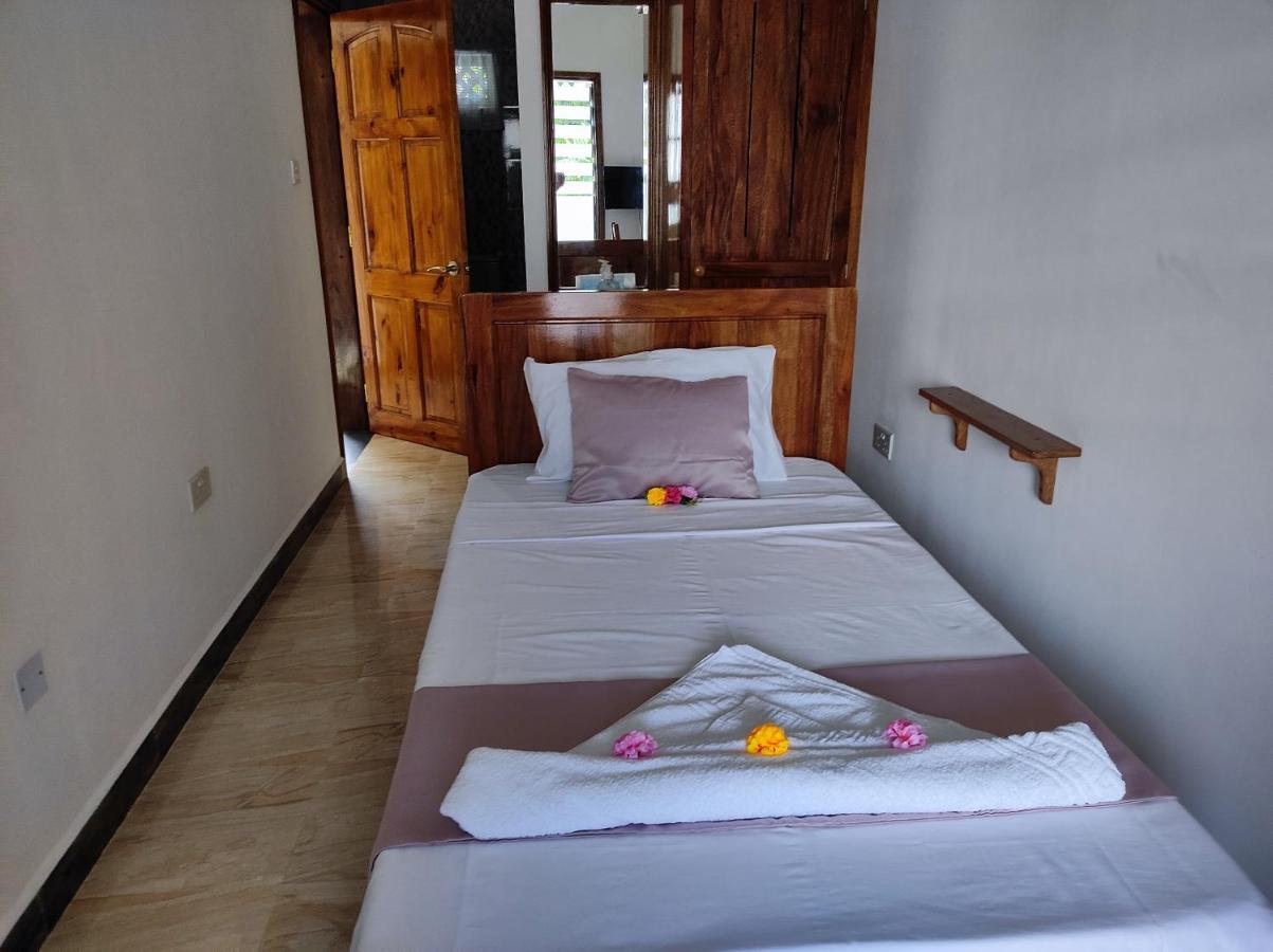 La Residence D'Almee Guesthouse Baie Sainte Anne Esterno foto